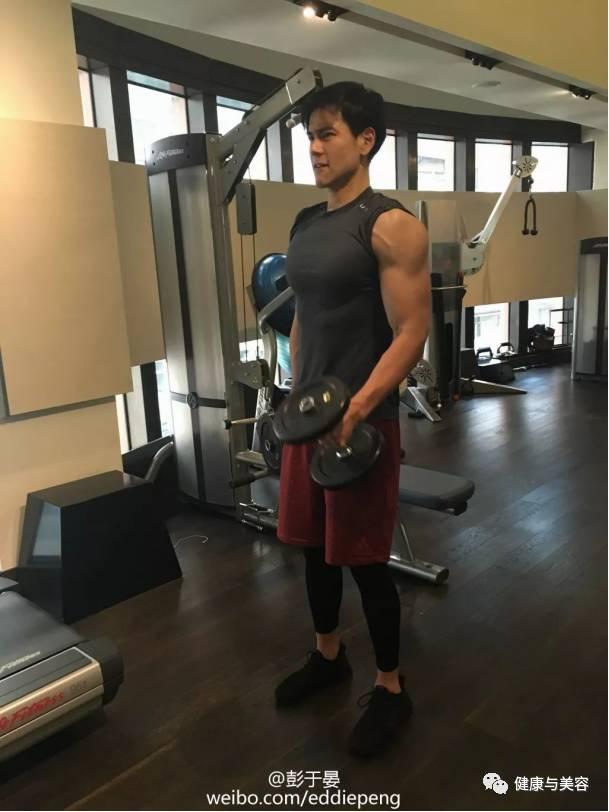 明星网红健身励志短片男,从平凡到健身明星的蜕变之旅