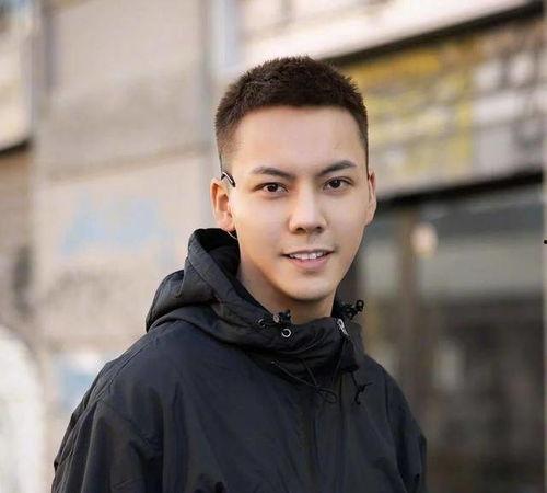 戴眼镜的明星网红男,网红男生的时尚新宠